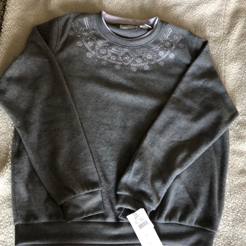 A woman’s lightweight heather gray sweatshirt.